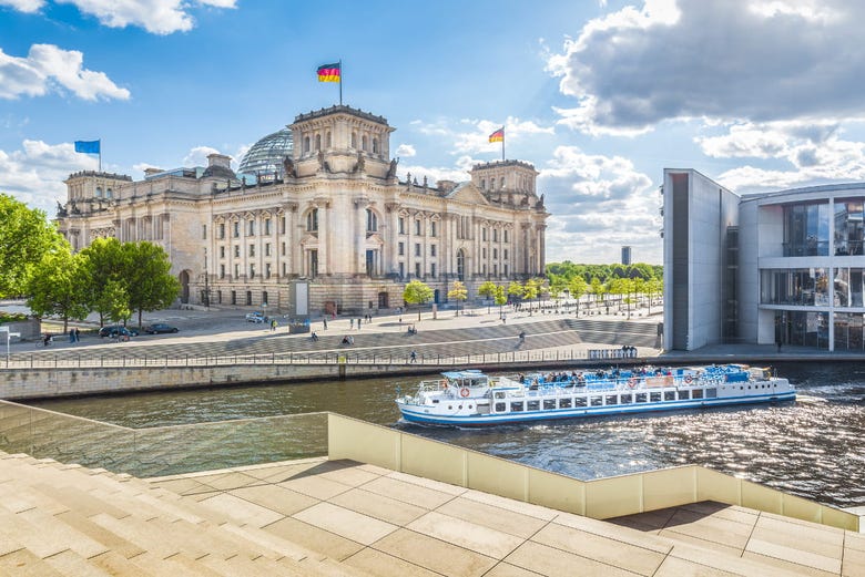 Bateau touristique de Berlin à côté du Reichstag