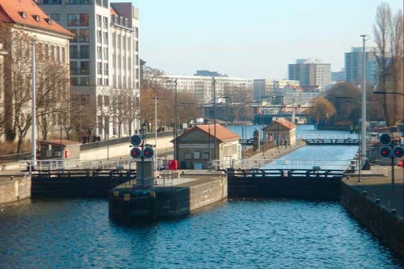 Balade en bateau solaire sur la rivière Spree